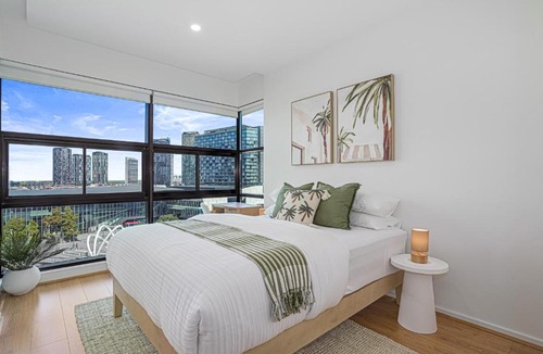 Docklands Apartment | Flinders Wharf - River Views & Free Parking