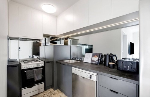 Melbourne Apartment | Fly Around Town in Chic Retreat