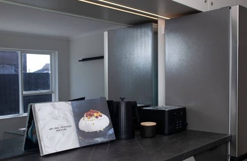 Melbourne Apartment | Fly Around Town in Chic Retreat