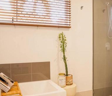 Trinity Beach House | Four Palms, 8 min walk to Beach- Pet Friendly