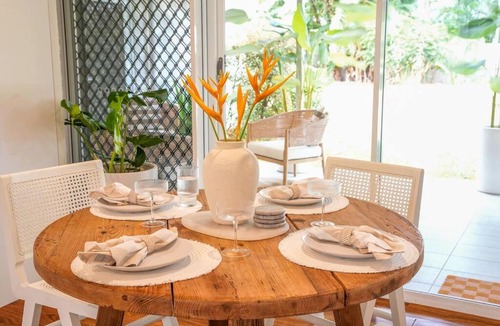 Trinity Beach House | Four Palms, 8 min walk to Beach- Pet Friendly
