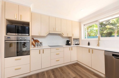 Forster House | Four Palms Forster Luxe Spacious Pet Friendly