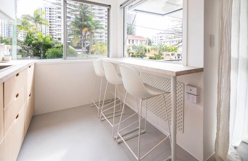 Surfers Paradise Apartment | Freddies Pet-Friendly Apt Steps to Beach