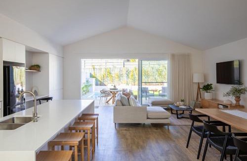 Narrawallee House | Free night! Pay for 2 stay for 3