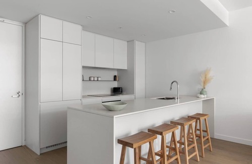 Moonee Ponds Apartment | Free parking - trackside apartment with pool, gym
