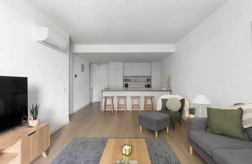 Moonee Ponds Apartment | Free parking - trackside apartment with pool, gym