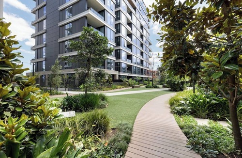 Moonee Ponds Apartment | Free parking - trackside apartment with pool, gym