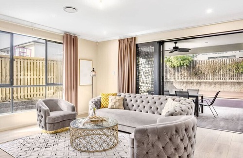 Rochedale South House | French Royal Experience 5B3B Grand House 3Parking