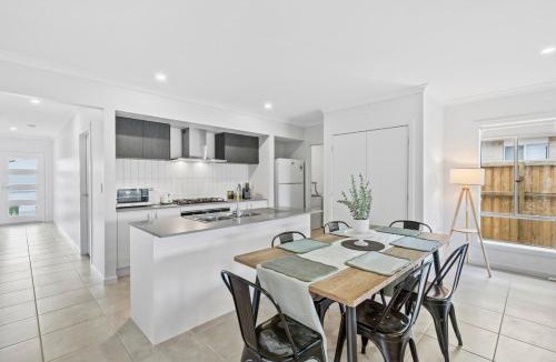 Crestmead House | Fresh and Stylish 4BR Getaway Near Local Parklands