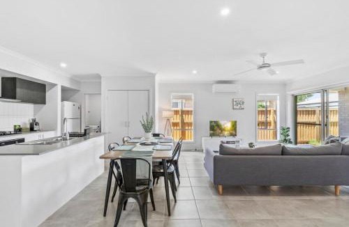 Crestmead House | Fresh and Stylish 4BR Getaway Near Local Parklands