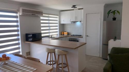 Bentley Villa | Fresh & fabulous 4 bedroom villa - walk to Curtin University