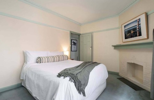 St Kilda Resort | Front-Row St Kilda: Art Deco Apt with Beach Views