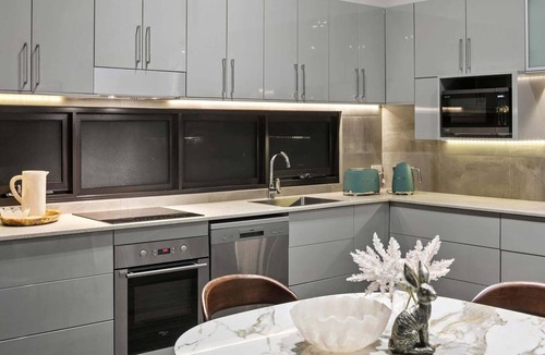 Leederville Apartment | Fun for Families: Location, Cinema, Games, Wifi