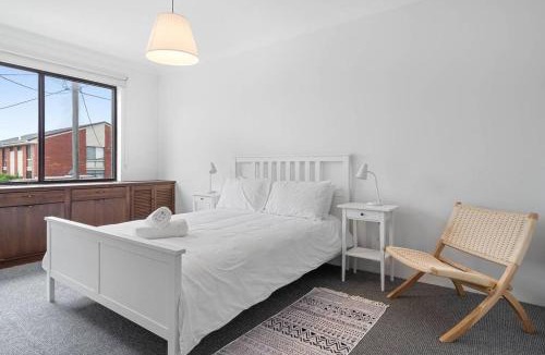 The Entrance North Apartment | Fun Retro 2 Bedroom Apartment