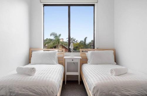 The Entrance North Apartment | Fun Retro 2 Bedroom Apartment