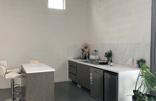 Strathalbyn Apartment | Funky large studio on Strathalbyn