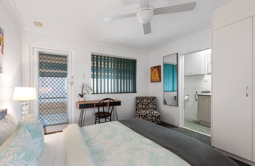 New Farm Apartment | Funky Urban Pad ~ 1 Bed/1 Bath/1 Car ~ New Farm