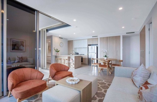 East Brisbane Apartment | Gabba Oasis - Luxury 3BR Apt & Pool