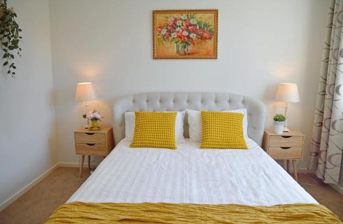 Maraylya Villa | Gables Box hill Maraylya Two Level House 14ppl