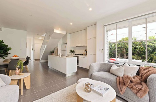 Williamstown House | Galatea Residence | Two Minutes to Beach and Town