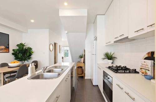 Williamstown House | Galatea Residence | Two Minutes to Beach and Town