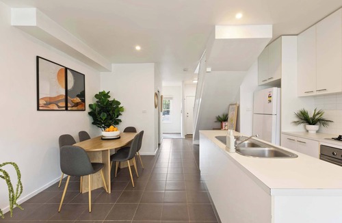 Williamstown House | Galatea Residence | Two Minutes to Beach and Town