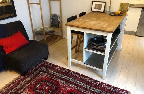 Newport Apartment | Garden Studio - Top Location, 1 min walk to train, shops, cafes & bars.