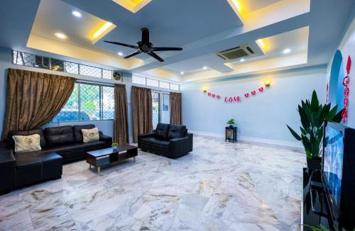 Larut House | Gather Here 62 5BR Town Center 5 Rooms