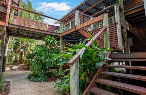 Rainbow Beach House | Gecko's Rest - Rainbow Shores. Executive Beach House - Pet Friendly Too! Wi-fi. Pool