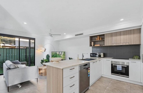 Morayfield House | Gemstone - Central Location
