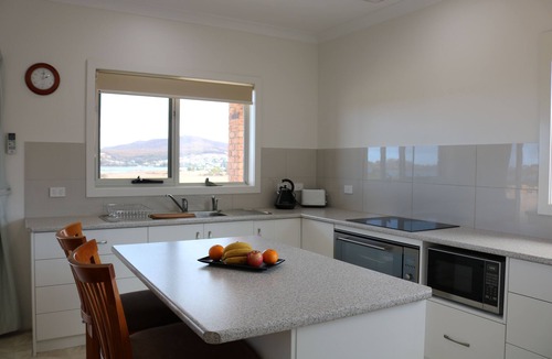 St Helens Cottage | George River Park (Private Suite, 100 Acres, Animals, Bay & Mountain Views)