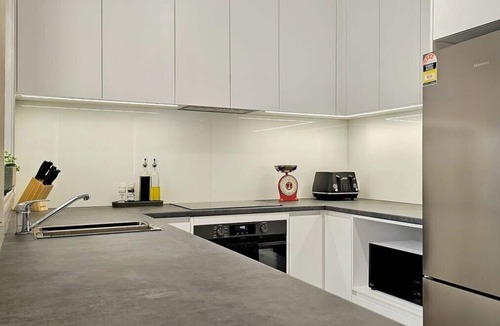 Hepburn House | Gerry's Summary: Disc