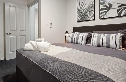 Hepburn House | Gerry's Summary: Disc