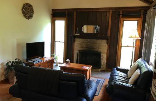 Berambing Bed & Breakfast | Ghost Hill Road Retreat