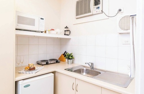 Glenelg Apartment | Glenelg Central Studio | wifi + parking