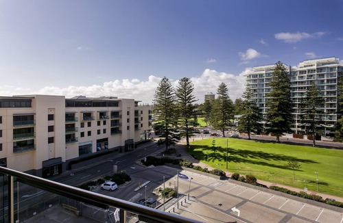 Glenelg Apartment | Glenelg Holiday Apartments-The Pier. Direct Beach Front. Free Parking.