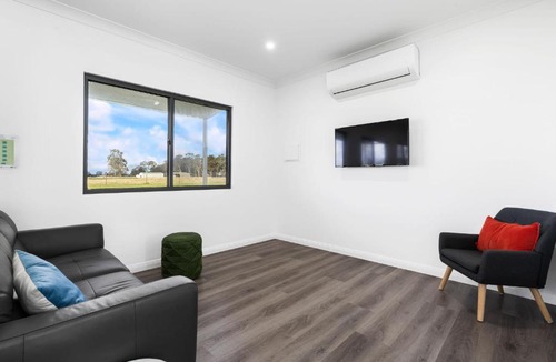 Forest Reefs House | Glenowrie Cottage - 1 King 2 Singles Near Cadia