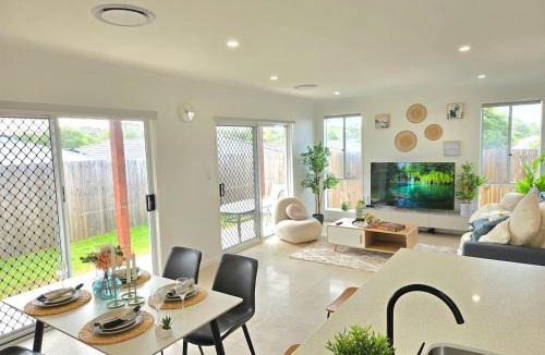 Logan Reserve House | Gold Coast Gateway - Spacious 4BR House in Logan