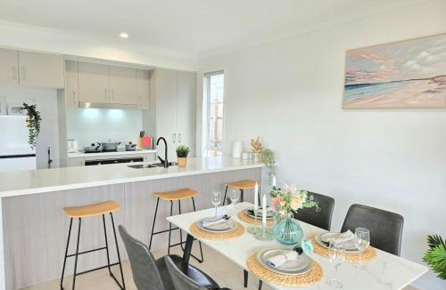 Logan Reserve House | Gold Coast Gateway - Spacious 4BR House in Logan