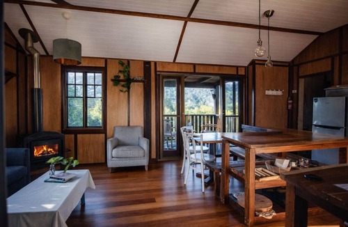 Moreton Bay Region Cottage | Golden Wattle Luxury Cottage & Highland Cows