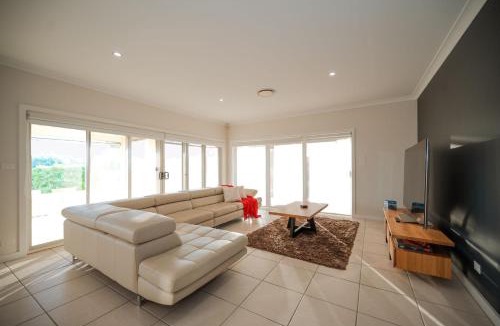 Hillvue House | Golf Course Retreat, 3BR Family Home with Stunning Views