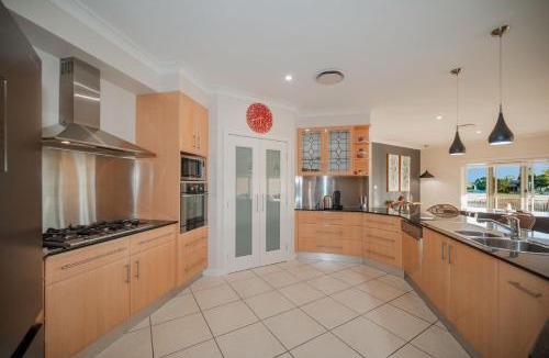Hillvue House | Golf Course Retreat, 3BR Family Home with Stunning Views