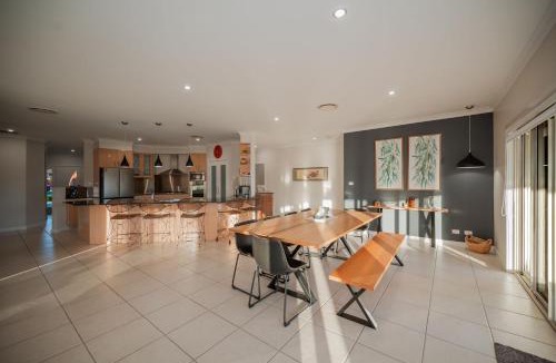 Hillvue House | Golf Course Retreat, 3BR Family Home with Stunning Views