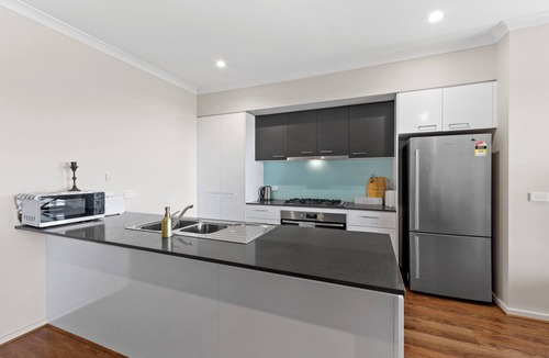 Sanctuary Lakes House | golf pool 2B House in point cook VIC