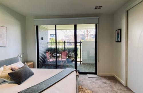 Cheltenham Bed & Breakfast | Golf Sandbelt Private Room with Ensuite inc Breakfast