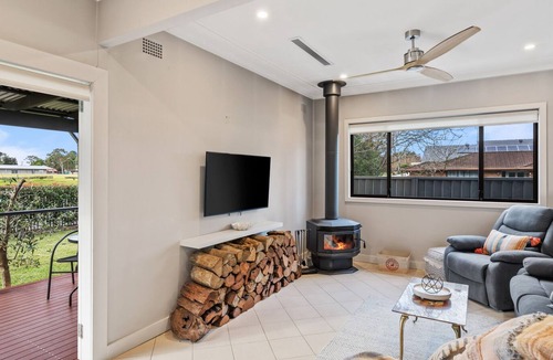 Woy Woy House | Golfing Haven, within minutes to the Beach