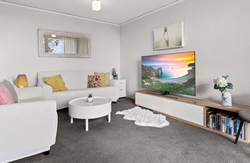 Cremorne Apartment | Gorgeous 2-Bed Apartment with Pristine Views