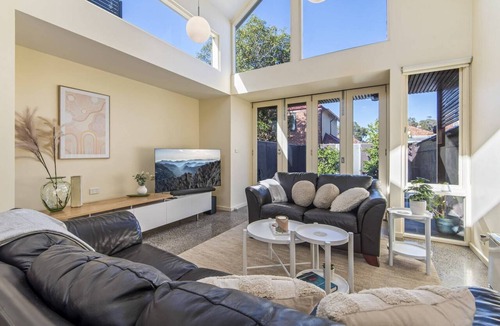 Brunswick Apartment | Gorgeous 2-Bed Victorian Home in Artsy