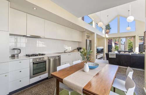Brunswick House | Gorgeous 2-Bed Victorian Home in Artsy Suburb