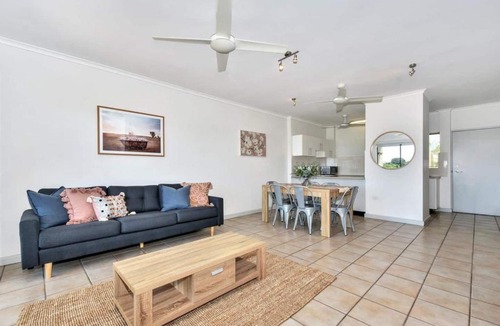 Larrakeyah Apartment | Gorgeous Golf Course views from top floor